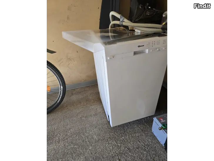 Säljes 45cm bred Diskmaskin garanti kvar ca5mån