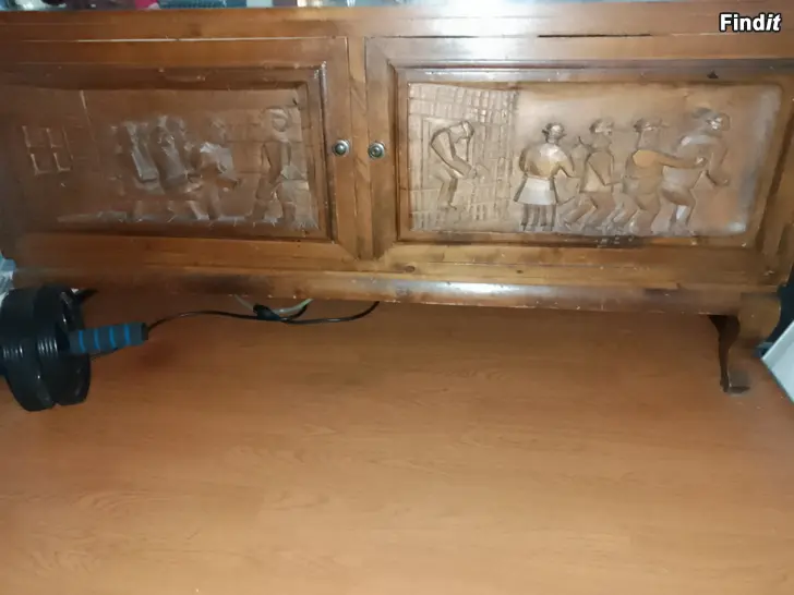 Säljes Vanha vitriini kaapinovet käsinkaiverettu 7 Veljestä