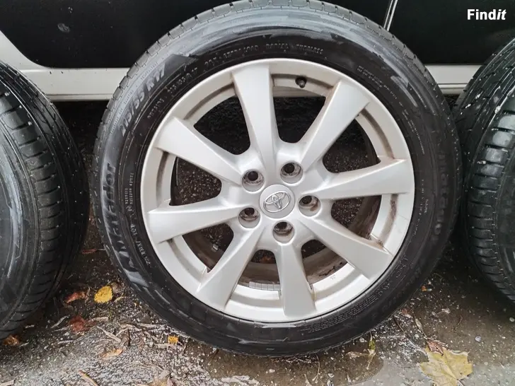 Myydään TOYOTAN aluvanteilla hyvät kesäkumit