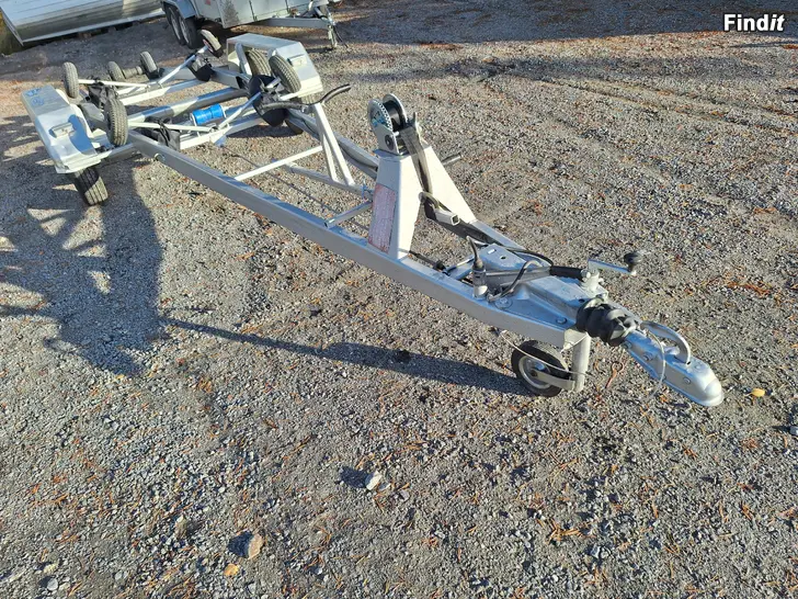Säljes Begagnad bromsad båttrailer 1400 kg DVA-805