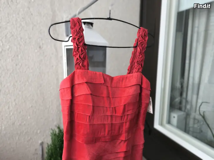 Myydään Punainen juhlamekko