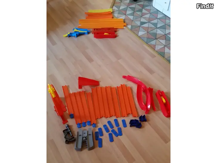 Myydään Hot Wheels autorata - varaosia  -5e