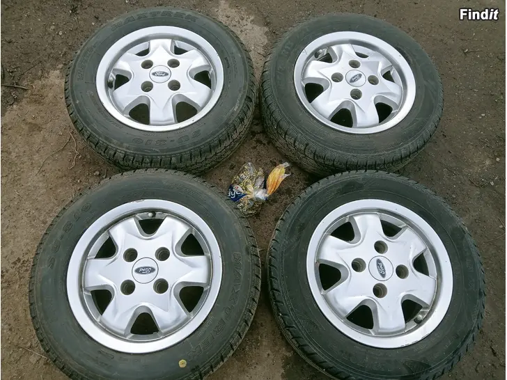 Myydään Ford alut 4-108 5-15 et 36 kesärenkailla 165/70R13