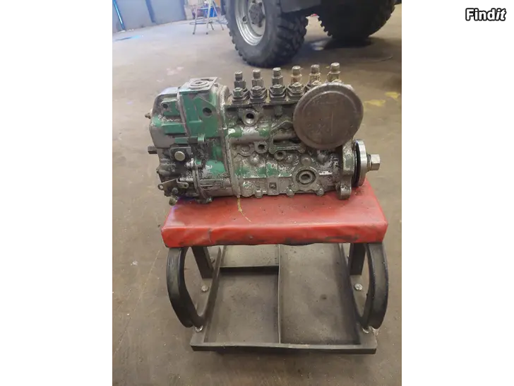 Myydään insprutnings pump från grävmaskin