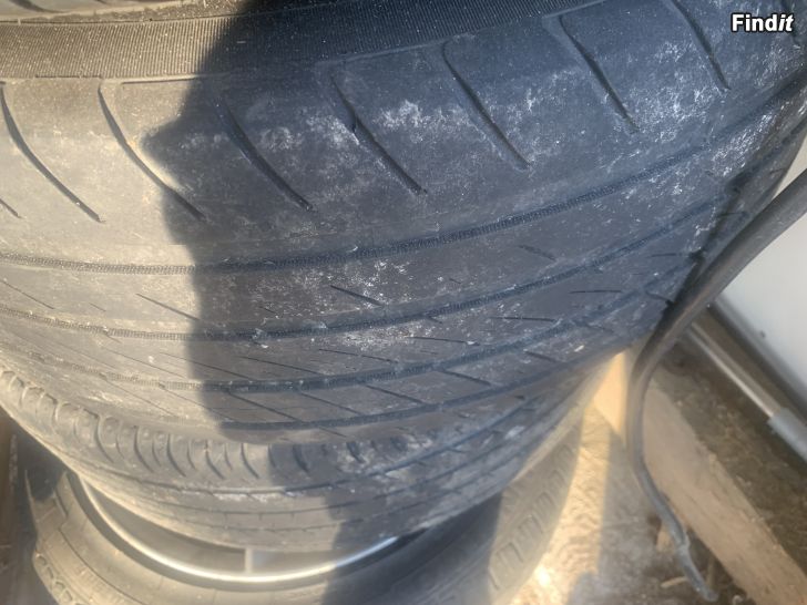 Säljes Sommardäck och fälgar 235/45R18