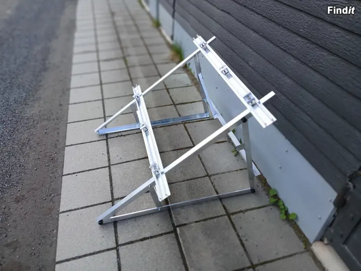 Myydään Aurinkopaneelin maateline