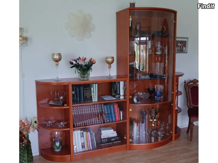 Säljes Bokhylla med vitrinskåp kan placeras skilt. Finns också tillhörande soffbord 20