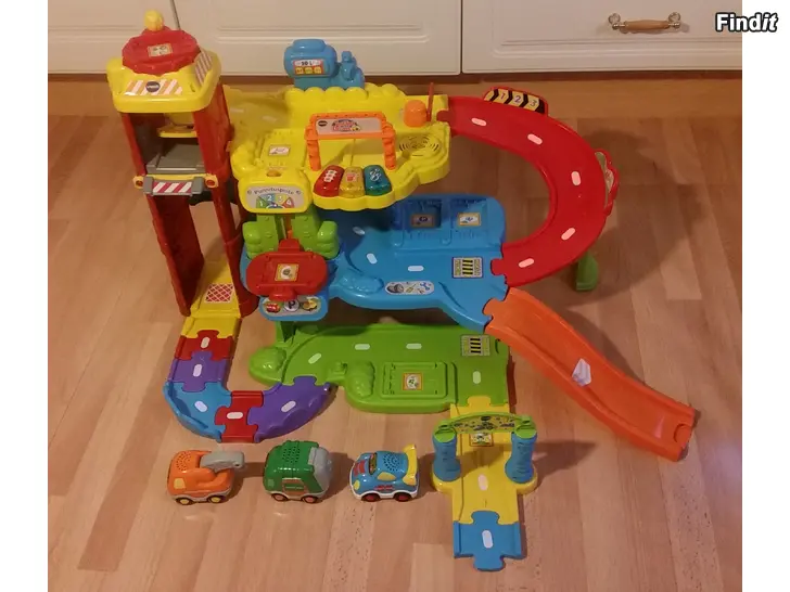 Myydään Vtech Toot-Toot Drivers parkkitalo ja  3 autoa 35e