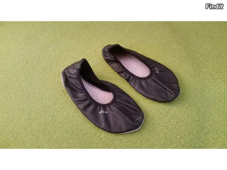 Myydään Mustat nahkatossut koko 37 Jokke -hinta 2e