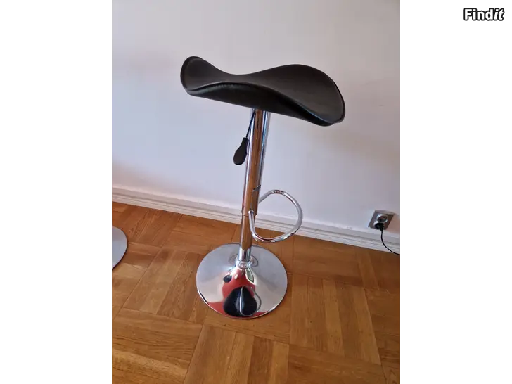 Myydään Bar stolar I mycket bra skick 100 kr st
