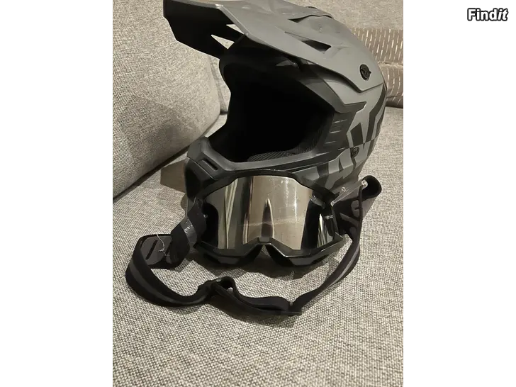 Myydään Moped cross hjälm med glasögon säljes