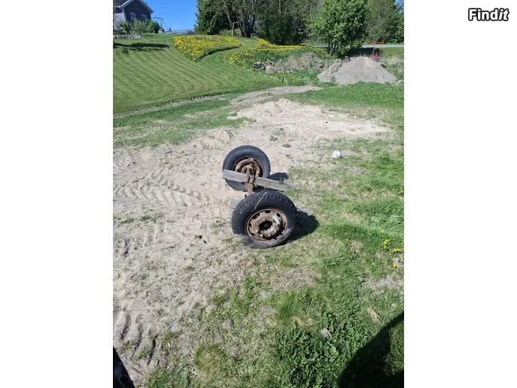 Myydään Gammal axel med hjul