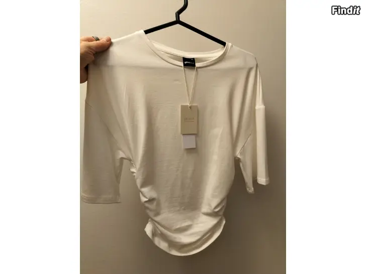 Säljes T-skjorta, ny Gina Trico