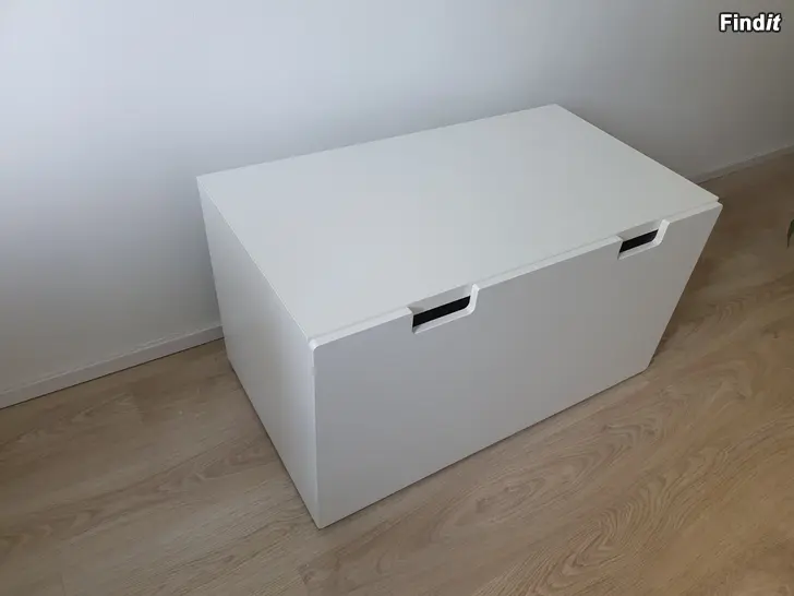 Säljes IKEA bänk med leksaksförvaring