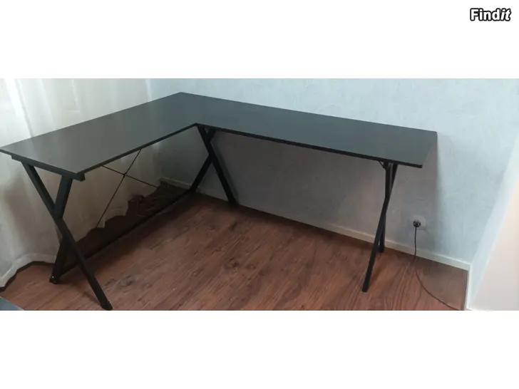 Säljes Hörnskrivbord / Gamingbord 158 × 120 cm  mörk trälook