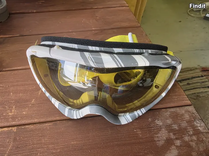 Myydään Lasten urheilutarvikkeita. Katso kuvat