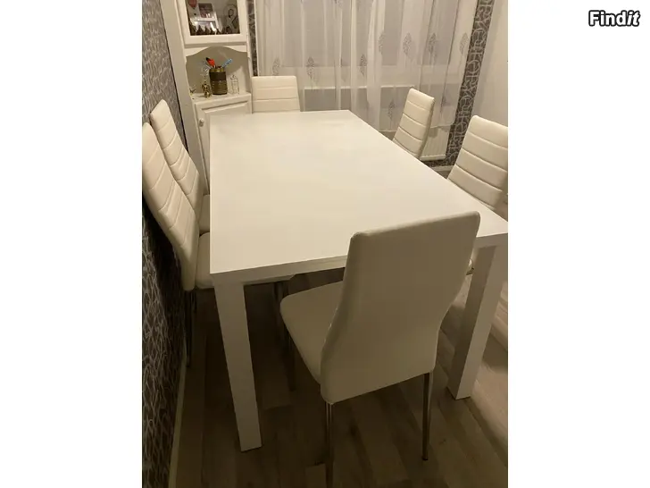 Säljes Matbord med 6 stolar