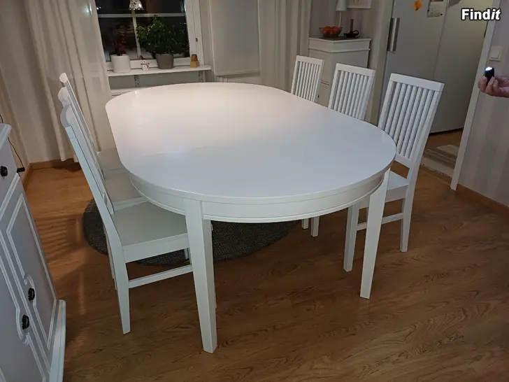 Myydään Runt matbord med 6 stolar