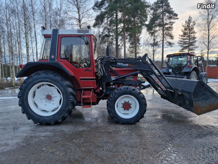 Säljes International 745 XL med lastare