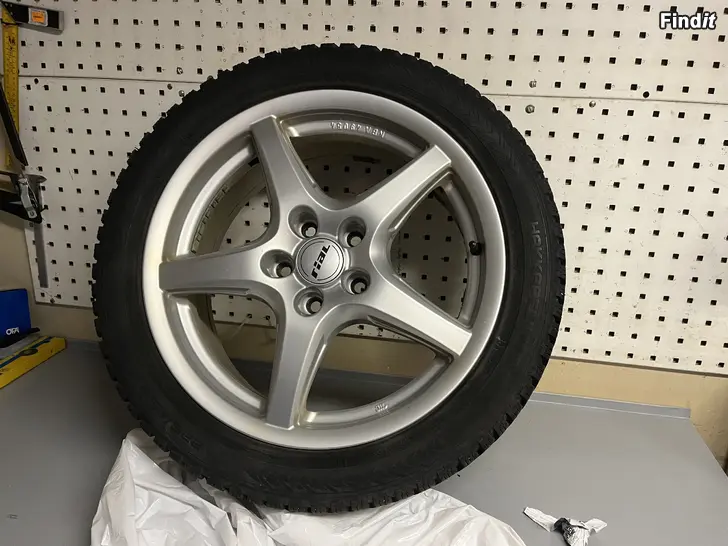 Myydään 225/45R17 nokia hakkapeliitta 8