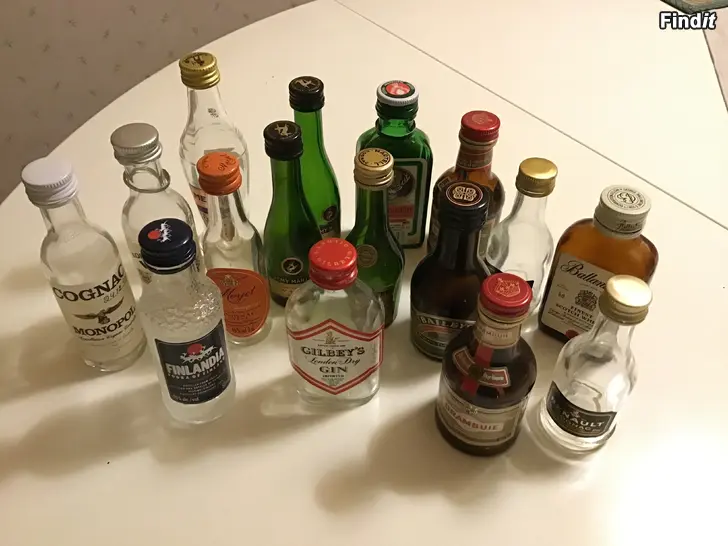 Säljes Samling av glasflaskor stora och små