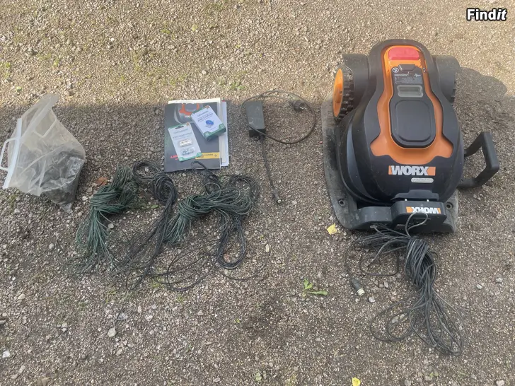 Säljes Söndrig Worx robotgräsklippare samt tillbehör