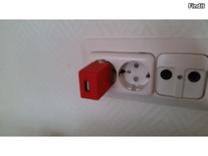 Myydään USB-laturi punainen  pistorasiaan 2e