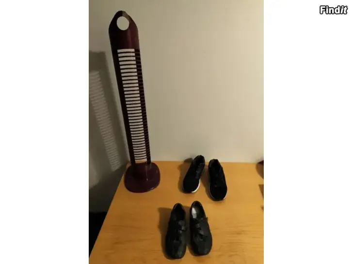 Säljes CD teline kengät kengät