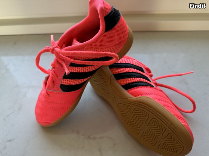 Säljes Adidas Top Sala inneskor 32