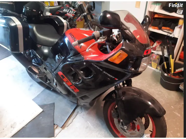 Myydään Museokatsastettu Moottoripyörä HONDA CBR 1000F