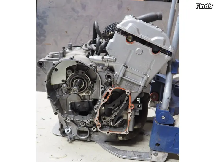 Myydään Yamaha YZF R6 99-02 moottorin osia engine parts