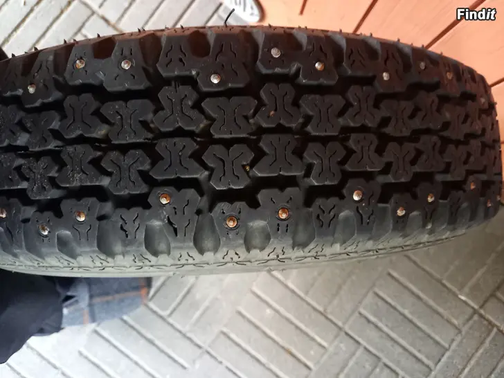 Myydään Nastarenkaat Solifer asuntovaunuun 13 2 kpl