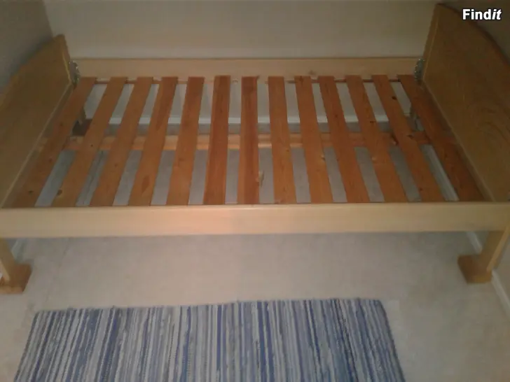 Myydään Puinen sänky