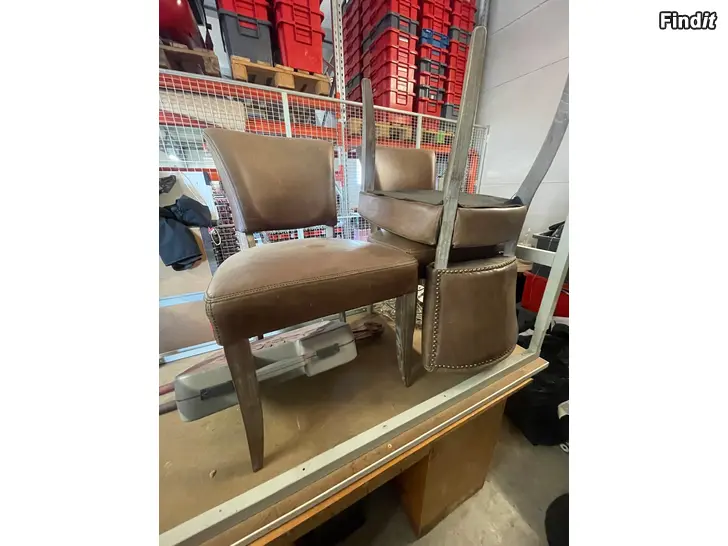 Säljes Puinen, tukeva ja iso ruokailupöytä, neljä kpl nahkaisia tuoleja