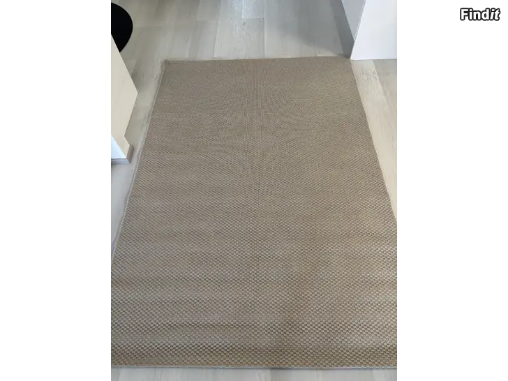 Säljes Beige polypropen matta 160x230