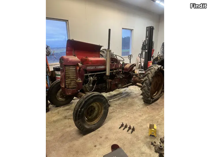 Myydään Massey Ferguson purkuosia