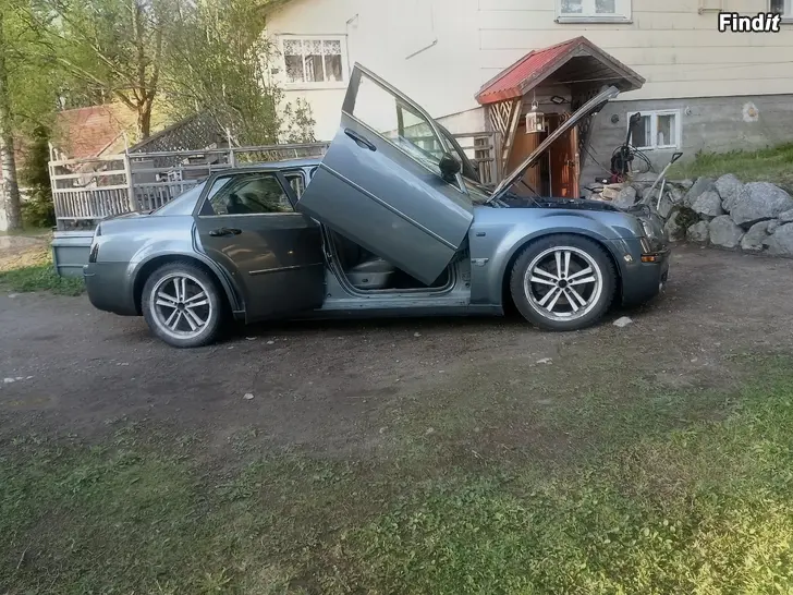Myydään Chrysler 300c 3.5 V6 . Pieni projekti