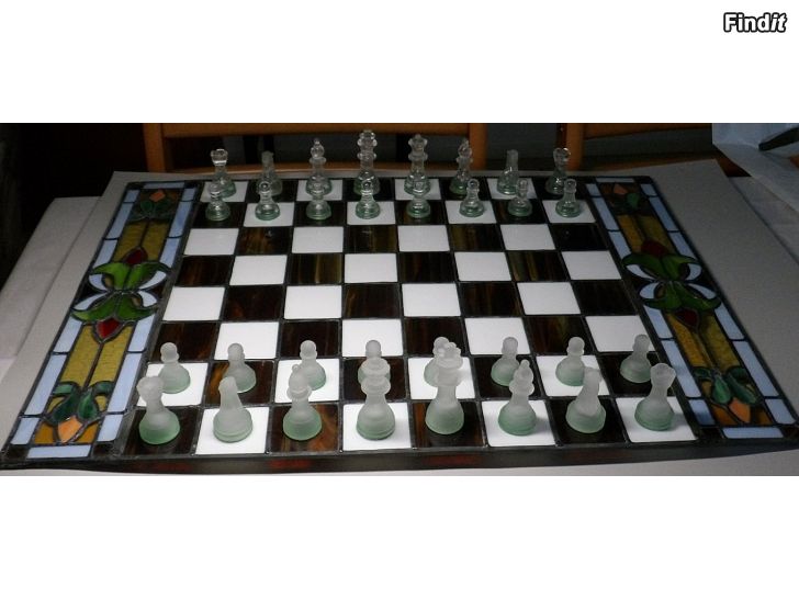 Myydään Tiffany-lasinen shakkipeli ja pöytäsuunnitelma