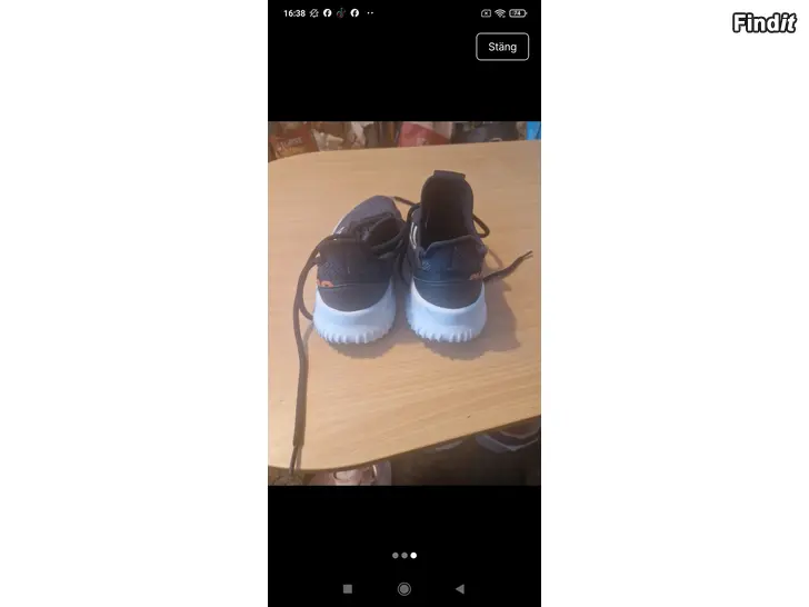 Säljes Adidas svarta sneakers med vita ränder st 37.5