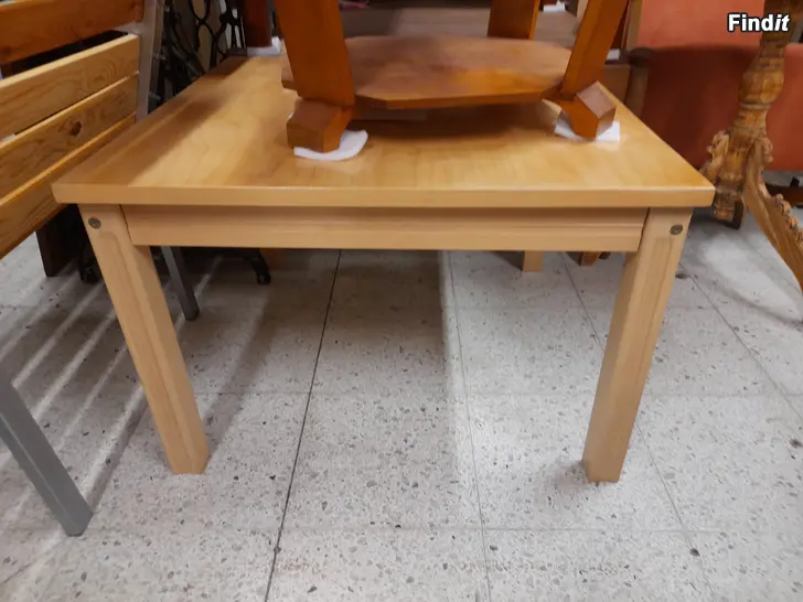 Säljes Ljus träbord 75x75
