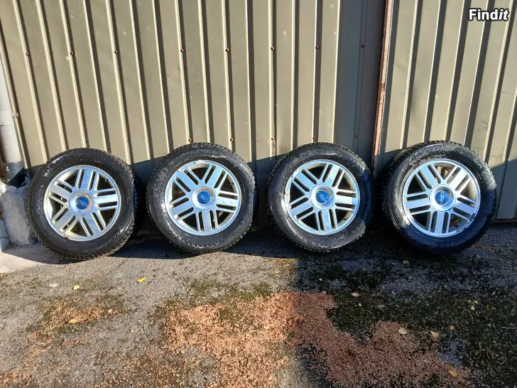 Säljes Ford 16 tuumaiset alumiinivanteet 215/60 R16 talvirenkaat