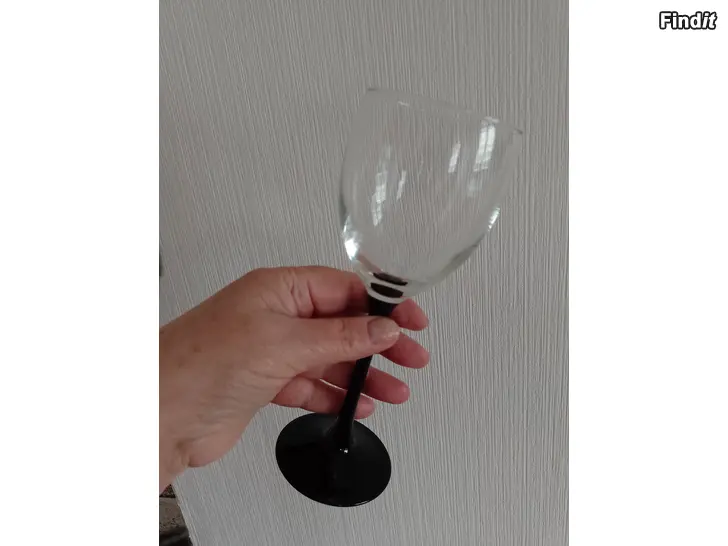 Myydään Elva rödvinsglas av märket Luminarc