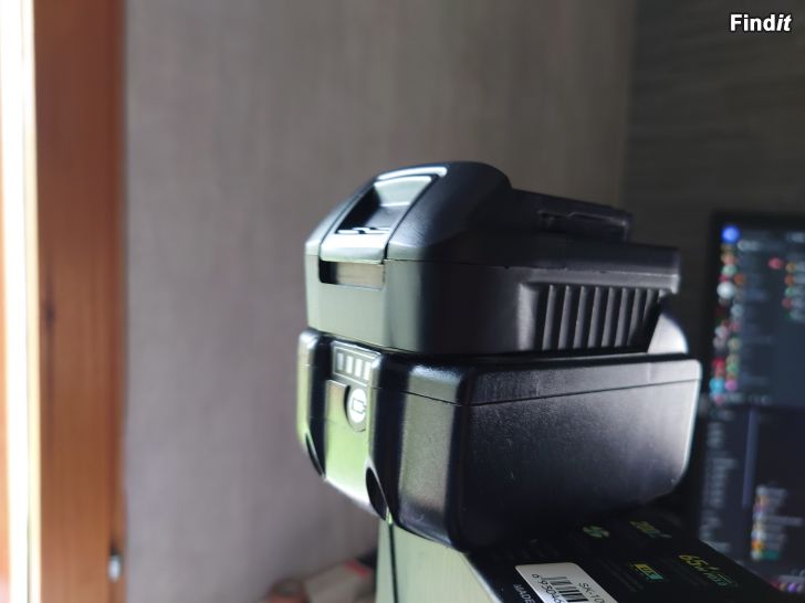 Myydään Akkuadapteri Makita akku + Dewalt työkalu