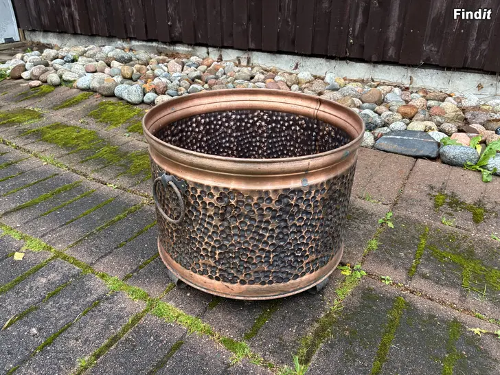 Säljes Vedkorg  i metall