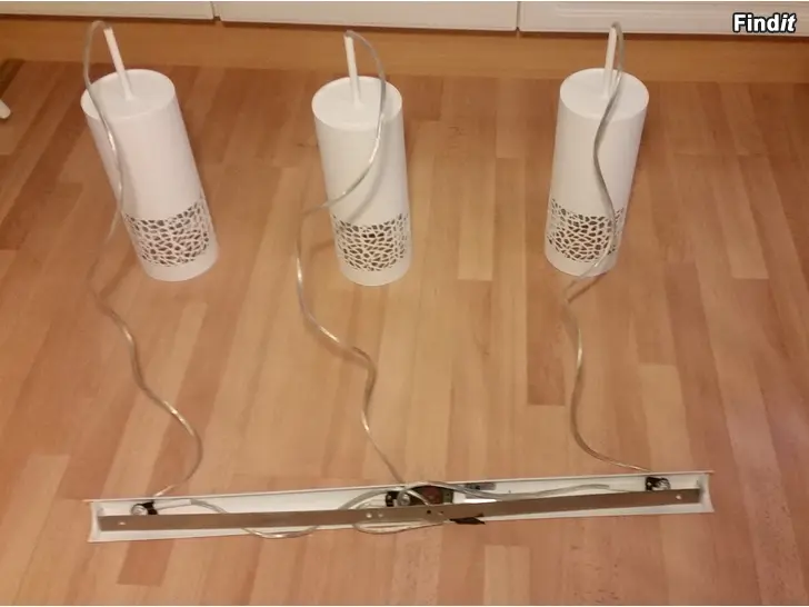 Myydään Kattolamppu EGLO metallia 3-osainen riippuvalaisin valkoinen 30e