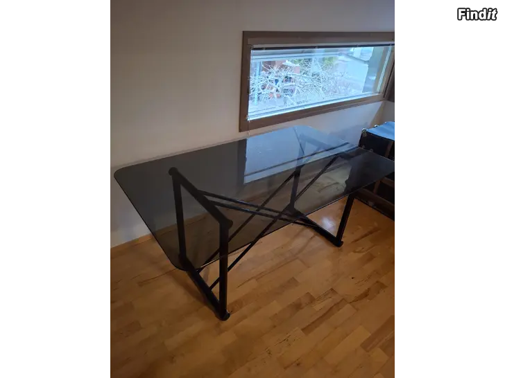 Säljes Soffbord / skrivbord  i glas och metall, Ikea  två bord med samma kryss-stag undertill