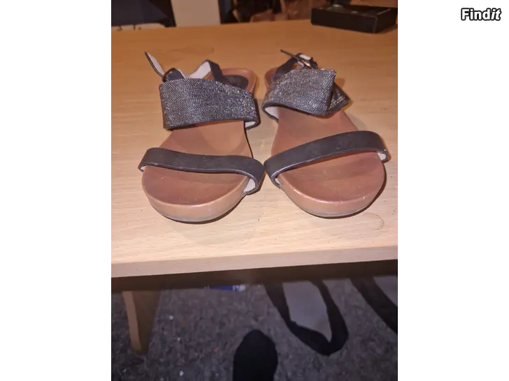 Säljes Svarta sandaler med platåsula st 37