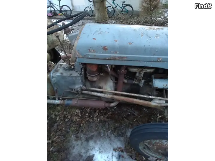 Myydään HARMAA  FERGUSON