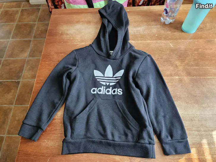 Säljes Adidas huppari st 104 aldrig använd