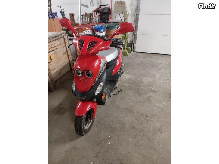 Säljes Vespa 4 takt quinqi zoner 2008